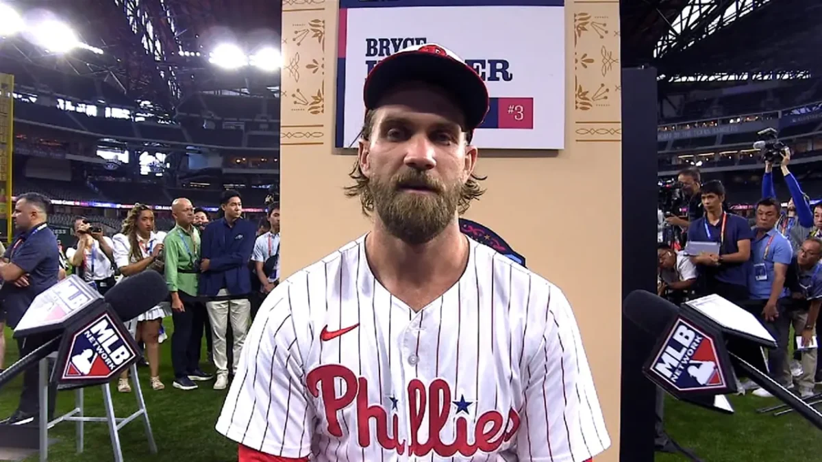 Matt Strahm Bantu Bryce Harper Membangun Koleksi Kartu Basanya